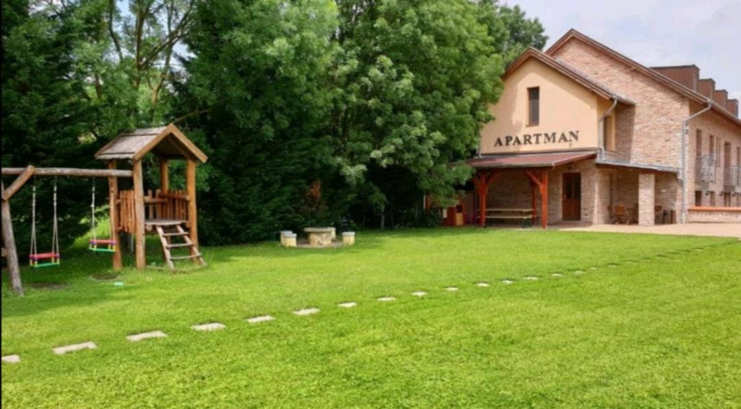 Niki Apartman Дьюла Екстер'єр фото